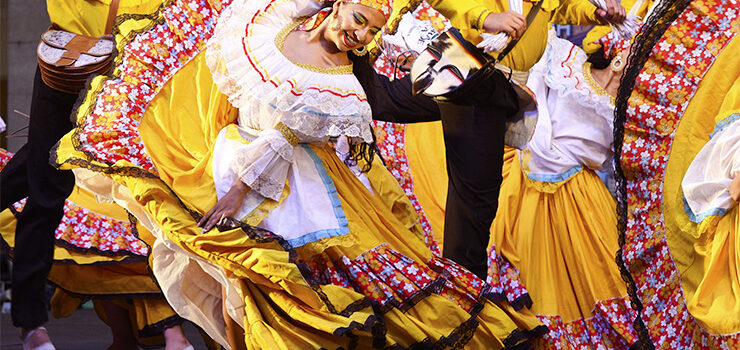 Ourense acolle esta noite o gran desfile das seis agrupacións folclóricas coa Praza Maior como escenario final do percorrido